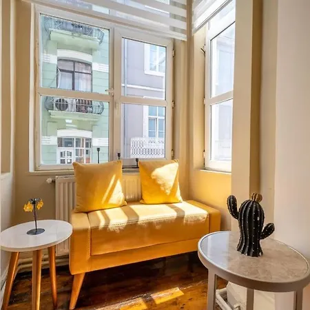 Smashing Flat At The Heart Of Galata