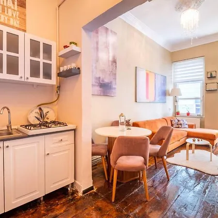 Smashing Flat At The Heart Of Galata